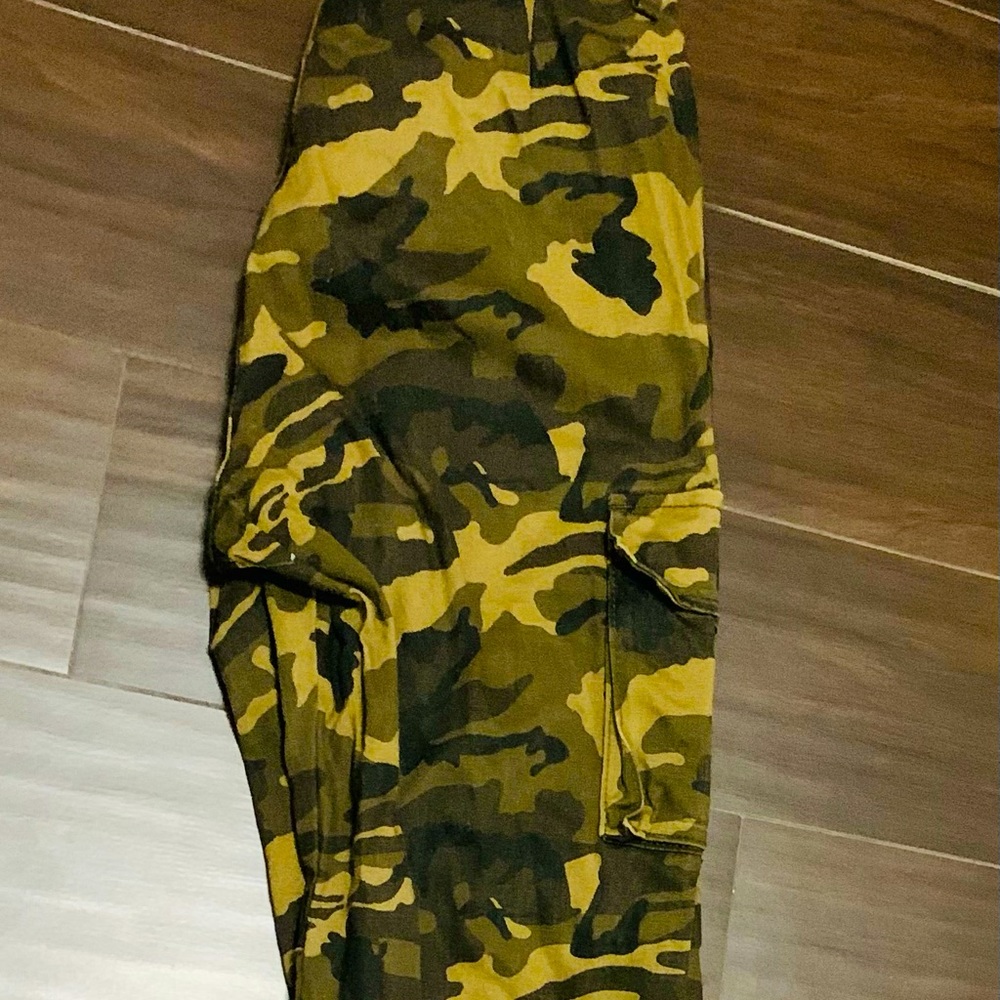 Size 3 high waisted camo cargo joggers.